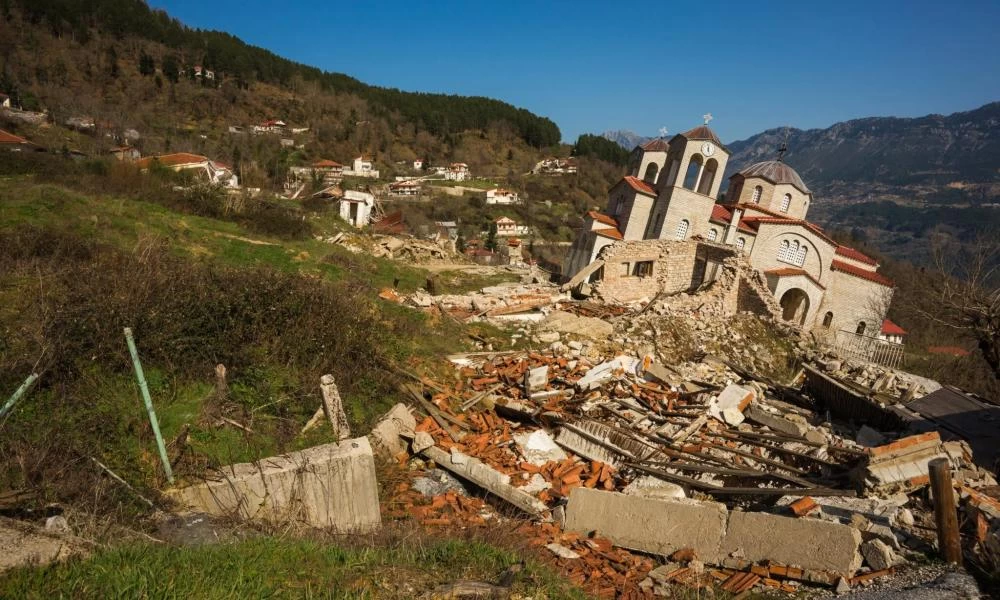 Τρίκαλα: Το χωριό που με κάθε κατολίσθηση βουλιάζει και λίγο πιο βαθιά(εικόνες)